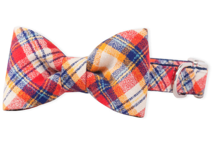 Dog collar with a structured bow tie, in a classic plaid pattern, made of flannel fabric. The matching bow tie is neatly centered on the collar, which has adjustment hardware for a polished finish.