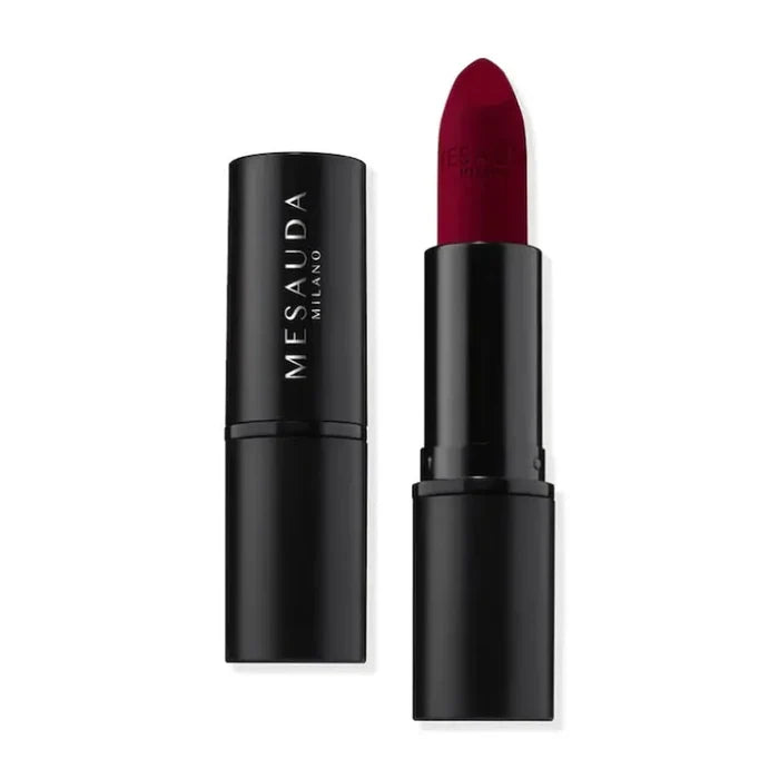 Rouge à lèvres mat Mesauda Milano Matte Romance teinte 616 Baroque bordeaux prune ouvert – bullet intense et packaging cylindrique noir luxe